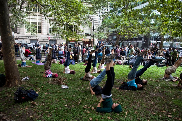 Protesty na Wall Street: demonstranci ćwiczą jogę na Manhattanie