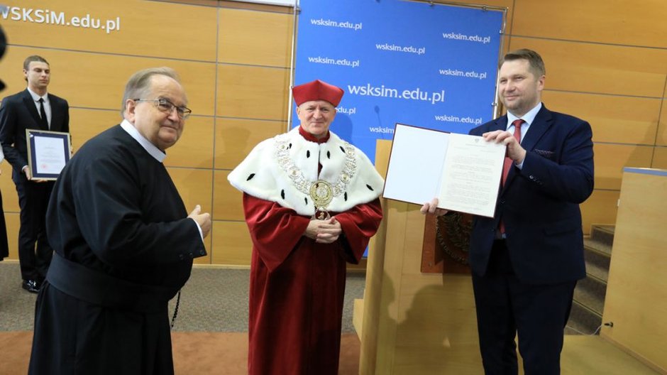 Ojciec Tadeusz Rydzyk i Przemysław Czarnek podczas nadania uczelni miana akademii w 2021 r. W środku Zdzisław Klafka, rektor WSKSiM