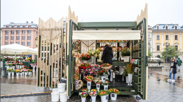 Zapisy tzw. uchwały krajobrazowej, które weszły w życie w zeszłym roku, a także obowiązujące wcześniej przepisy parku kulturowego Stare Miasto, spowodowały konieczność znalezienia nowej formy dla stoisk z kwiatami na Rynku Głównym w Krakowie