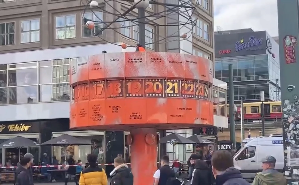  Aktywiści klimatyczni nie próżnują w Berlinie. Po Bramie Brandenburskiej zaatakowali zegar na Alexanderplatz