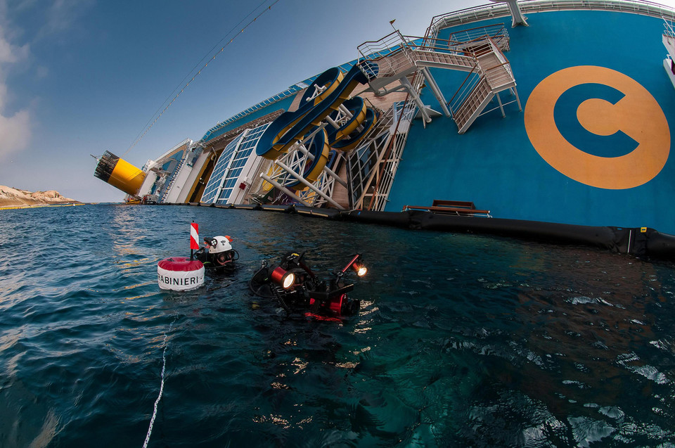 ITALY COSTA CONCORDIA (Carabinieri divers inspect the inside of Costa Concordia cruise ship)