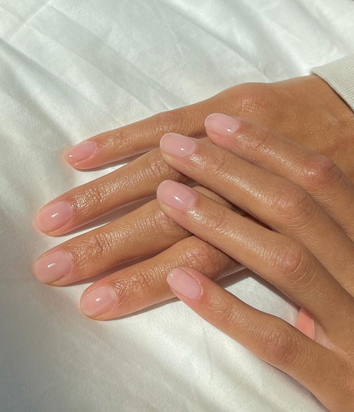 Klasyczny manicure na pięknych dłoniach