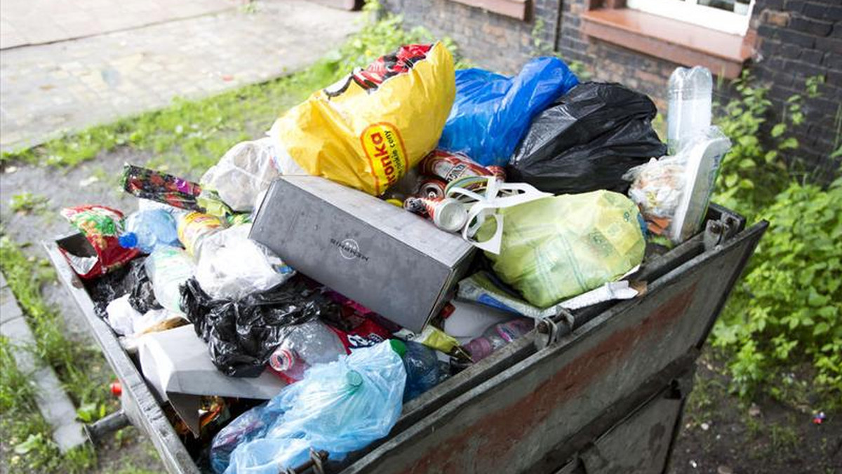 Właściciele domów jednorodzinnych mają przepełnione kontenery. Nie wiedzą, kto po rewolucji śmieciowej zabierze ich odpady - czytamy na fakt.pl.