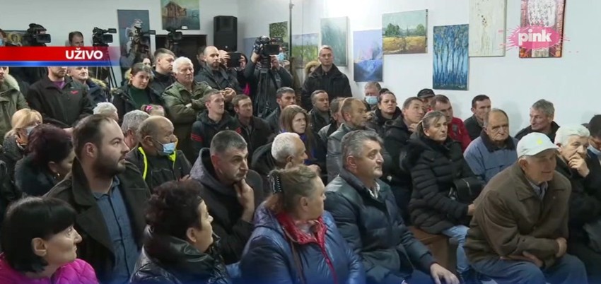 Meštani slušaju odgovore predsednika