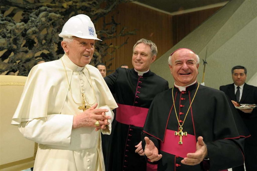 Papież modli się w kasku