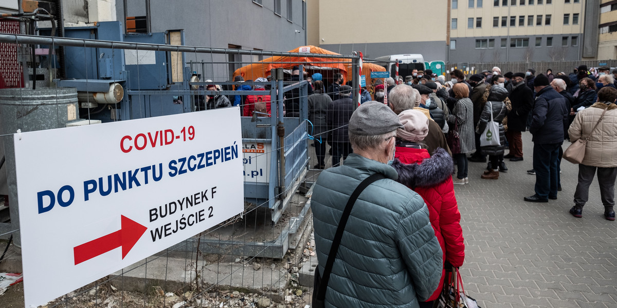 Ile osób tak naprawdę zaszczepiono na COVID-19 w Polsce? I ile szczepionek trafiło do kosza?