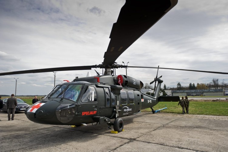 Medyczny śmigłowiec Black Hawk pokazany w ramach konferencji naukowej ' Ratownictwo medyczne i udzielanie pomocy z powietrza w systemie bezpieczeństwa kraju ', 17.04.2012. w Wyższej Szkole Oficerskiej Sił Powietrznych w Dęblinie.  <br>
PAP/Wojciech Pacewicz