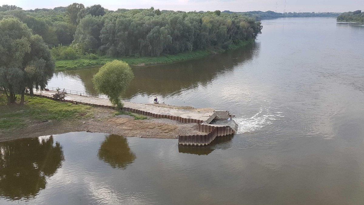 Rafał Trzaskowski poinformował o awarii rury przesyłowej do oczyszczalni ścieków Czajka. "Właściwe służby już zostały poinformowane. Na czas awarii uruchomiliśmy ozonowanie" - napisał w mediach społecznościowych prezydent Warszawy. Jak poinformował Onet Trzaskowski, ozonowane ścieki są zrzucane do Wisły.