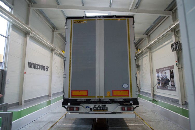 W Polsce Wielton to największy producent i sprzedawca naczep i przyczep, a także zabudów na samochody ciężarowe, a w Europie jeden z wiodących graczy tego sektora. Spółka zadebiutowała na GPW w 2007 r.<br><br> fot. (gm/zuz) PAP/Grzegorz Michałowski