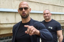 Andrew Tate w areszcie domowym. Chodzi o handel ludźmi