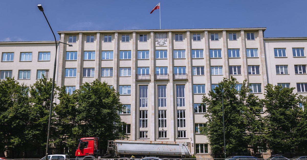 NIK krytycznie o sposobie przyznania przez MKiŚ dotacji na busy elektryczne. Resort będzie musiał się tłumaczyć