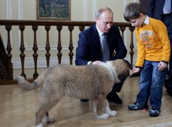 Putin zaśpiewał i zagrał na fortepianie dla chorych dzieci
