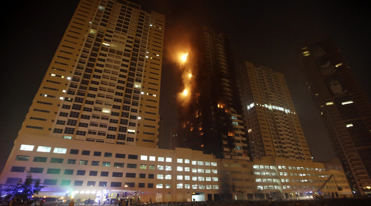 Óriási tűz pusztított a felhőkarcolóban / Fotó: AFP
