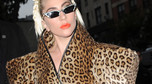 Lady Gaga w wielkim płaszczu w panterkę