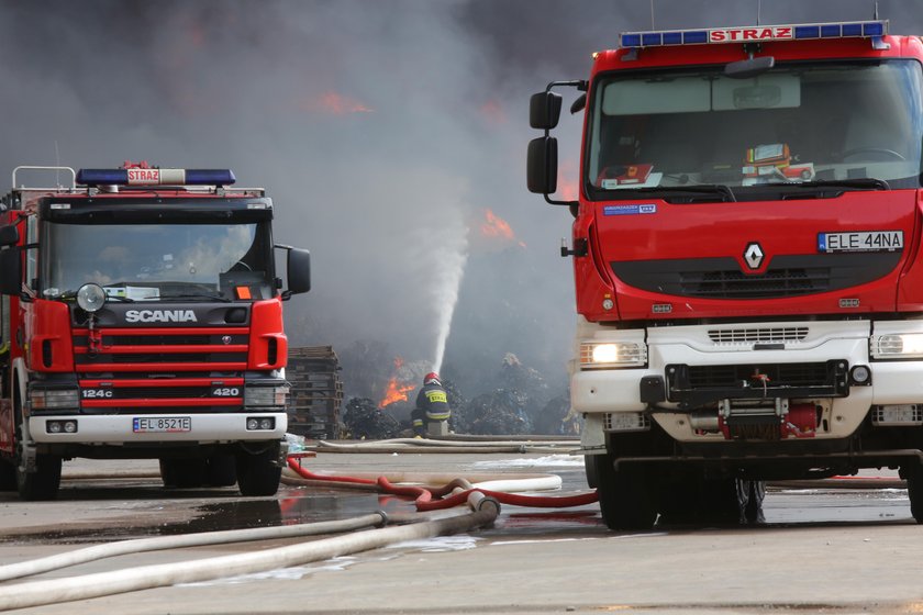 Gigantyczny pożar wysypiska na terenie byłych zakładów Boruta w Zgierzu