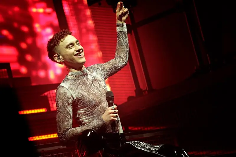 Olly Alexander podczas występu w stołecznej hali Torwar