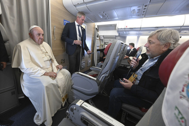 Papież Franciszek wyjaśnia dziennikarzom na pokładzie samolotu, co miał na myśli mówiąc o "wielkiej Rosji"