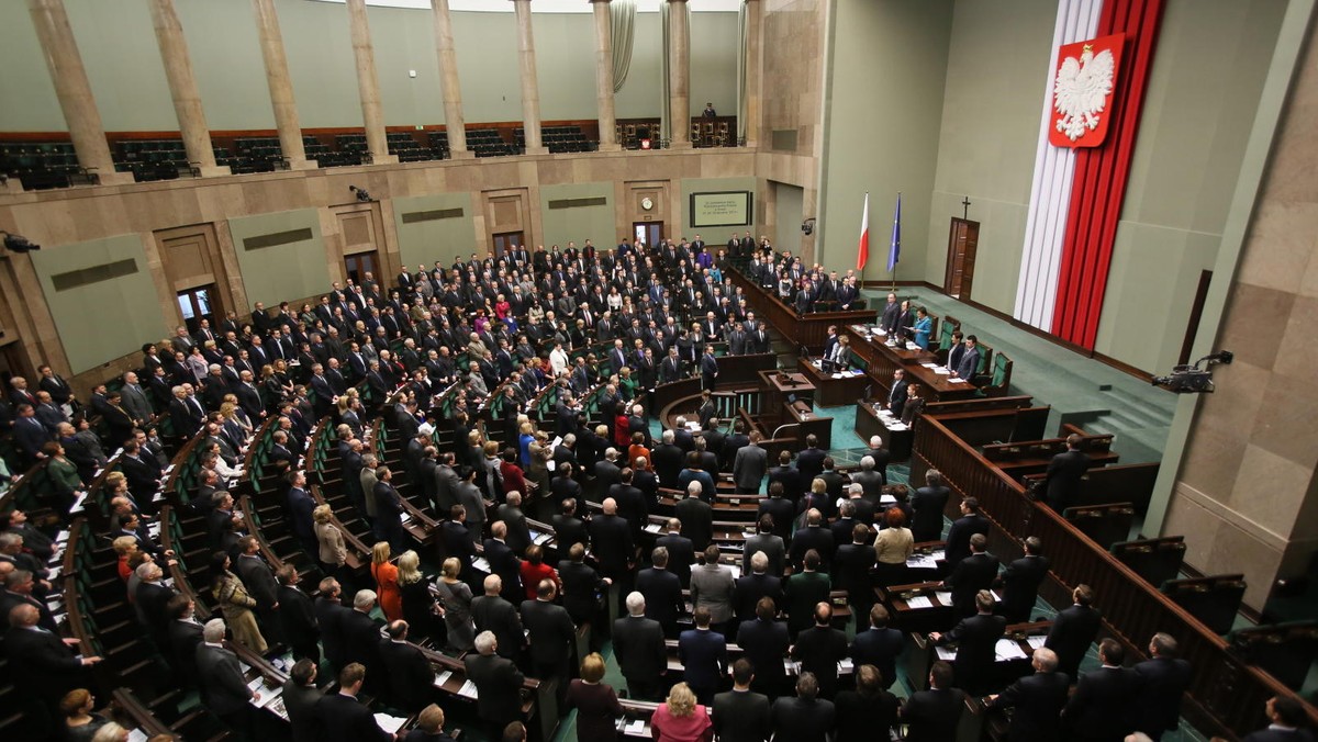 W piątkowym głosowaniu posłowie znowelizowali ustawę śmieciową. Większość samorządów uważa, że nowela jest dla nich korzystniejsza od obecnych przepisów. Zmiany pozwolą gminom naliczać opłaty za wywóz odpadów według różnych metod, a nie tylko jednej.