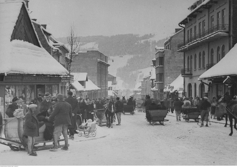 Krupówki, na budynku z prawej strony szyld Biura Węglowego, 1924-39 r.