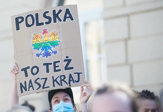 "Praw się nie dostaje, o prawa się walczy". Manifestacja i wielka tęcza na Krakowskim Przedmieściu