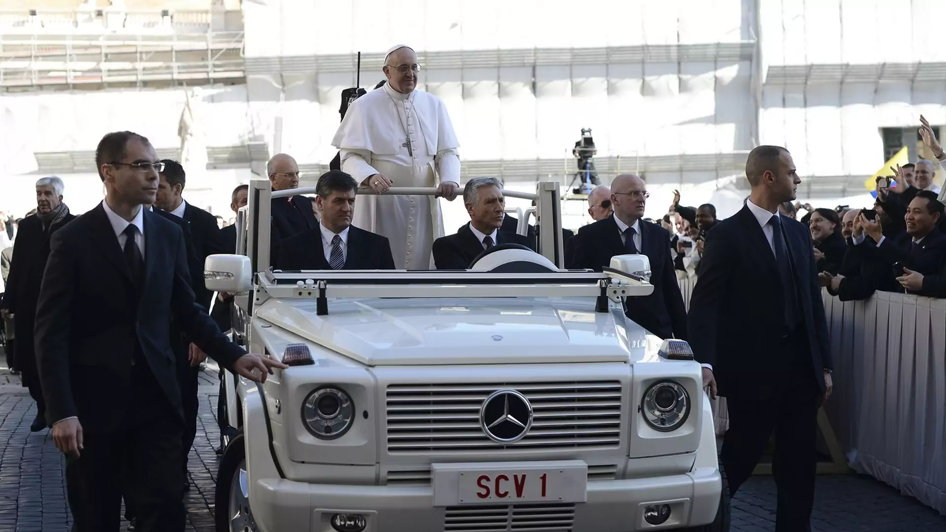 Perłowa elegancja Franciszka czy ciężarówka Jana Pawła II? Zobacz, czym jeździli papieże