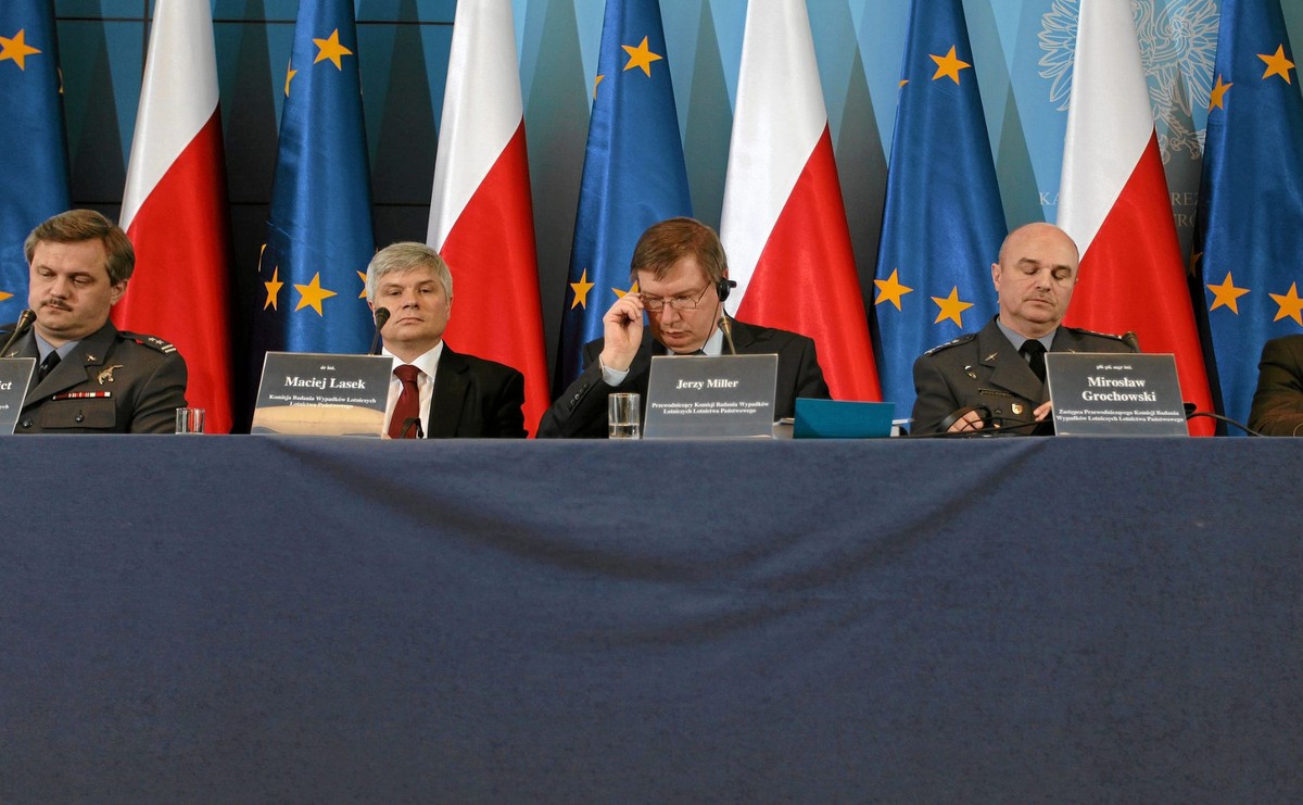 Cichy kokpit, obecność gen. Błasika w kabinie. "Sieci" o kulisach tworzenia raportu komisji Millera
