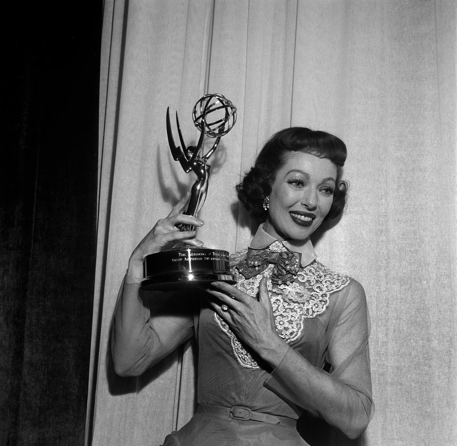 Loretta Young ze statuetką Emmy w 1955 r.