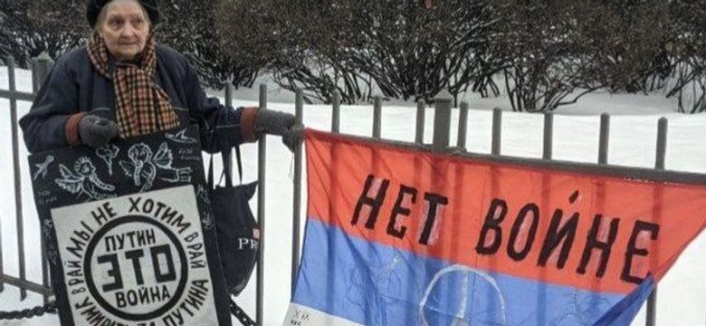 77-latka z transparentem "Putin to wojna" zatrzymana w Petersburgu. Nie była jedyna...
