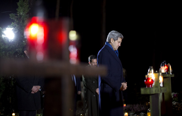 John Kerry w środku nocy na grobie Mazowieckiego. ZDJĘCIA