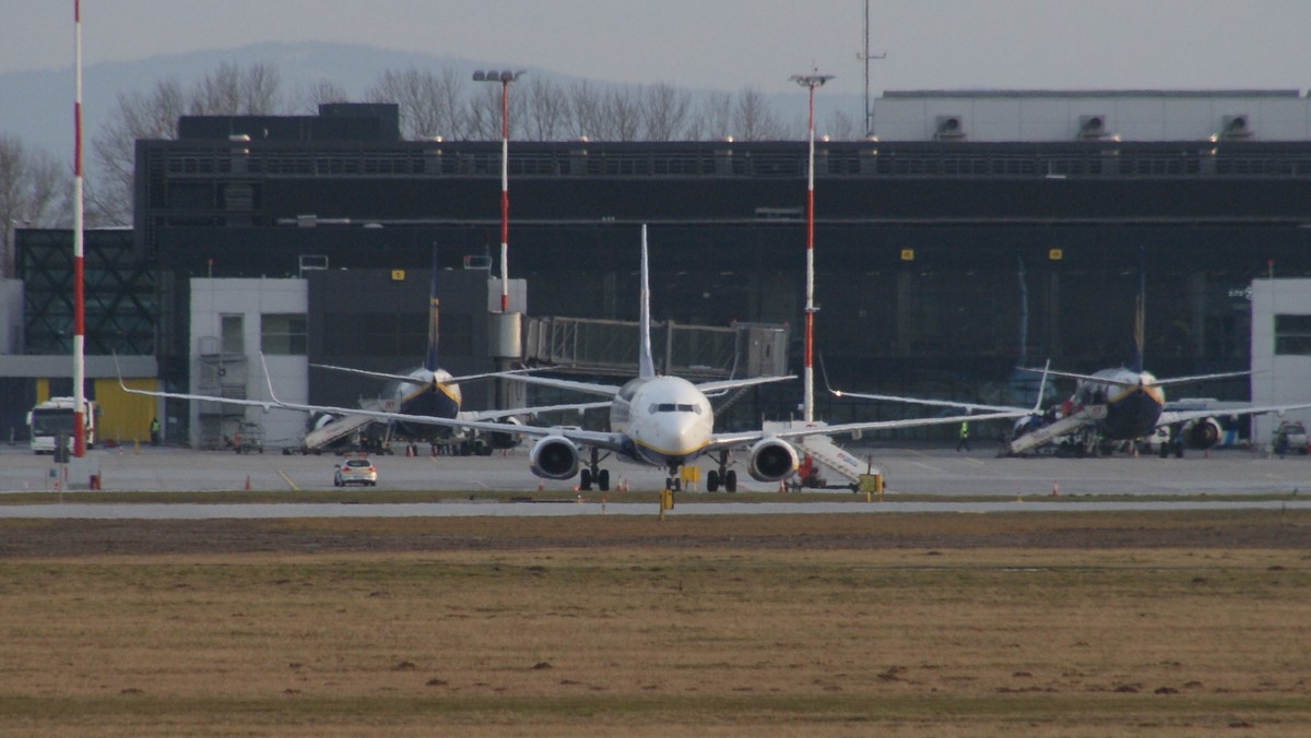 Jak poinformowały władze lotniska, nowy terminal pasażerski na lotnisku w Balicach nie będzie w pełni gotowy przed Światowymi Dniami Młodzieży. Wykonawca nie zdąży z wyremontowaniem starej części terminala, w którym obecnie odbywa się nadawanie bagaży - podaje Radio Kraków.