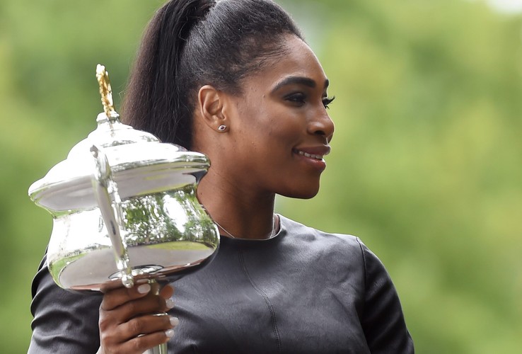 Serena Williams piękna jak nigdy. Tak pozowała z trofeum Australian Open