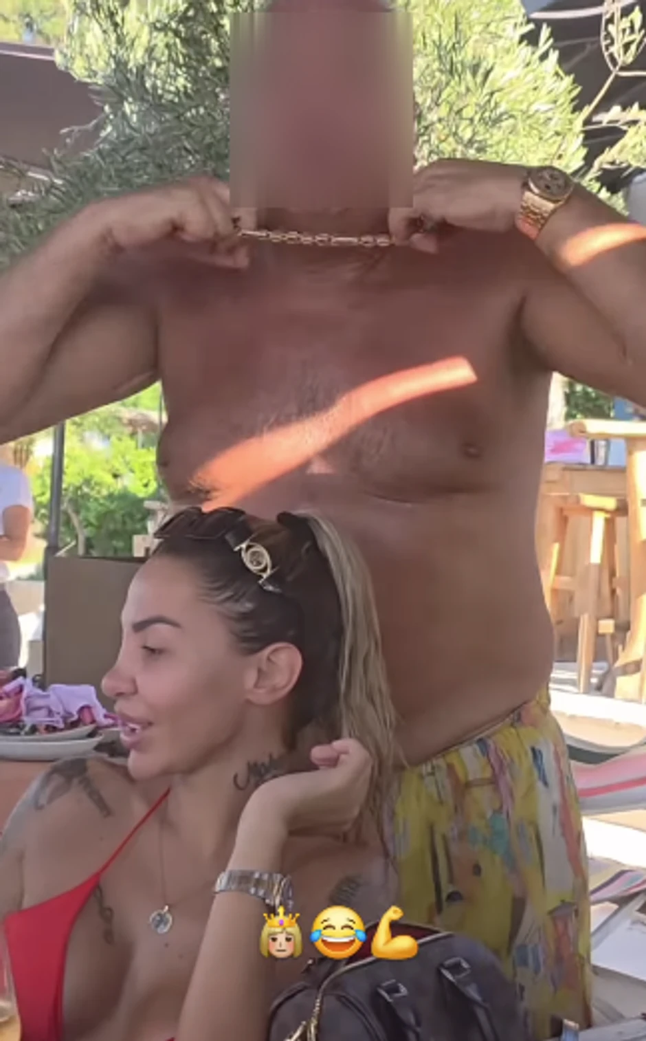 Aneli Ahmić kite zlatom, stariji gospodin joj dao zlatan lanac i skup sat