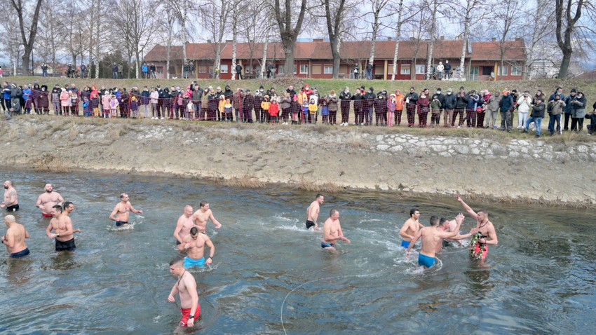 Pirot - plivanje za Časni krst