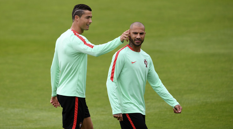 Cristiano Ronaldo (balra) és Quaresma imádják egymás agyát húzni /Fotó: AFP
