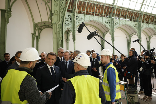 Prezydent Emmanuel Macron podczas wizyty w Grand Palais, na 100 dni przed rozpoczęciem Igrzysk olimpijskich 2024 w Paryżu