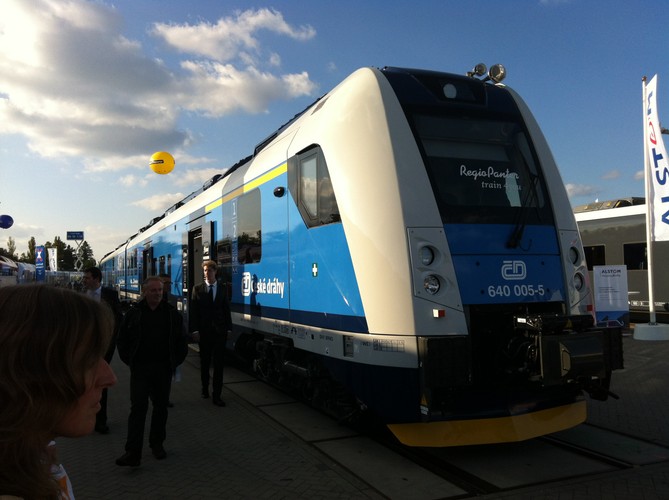 Koleje Czeskie (České Dráhy) podpisały w tym roku ze Skoda Transportation umowę na  14 elektrycznych zespołów trakcyjnych Regio Panter. Wartość kontraktu to 2,6 miliarda koron czeskich. Posłużą do obsługi trans dalekobieżnych. Prędkość maksymalna - 160 km/h. RegioPanter jest odpowiednikiem Elfa Pesy i Impulsa Newagu. To nowa wersja pociągu, bo starsze jeżdżą po czeskich trasach regionalnych. <br> Fot. Konrad Majszyk