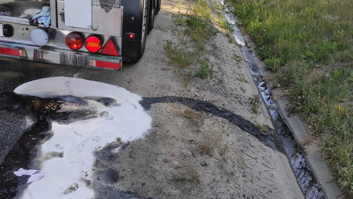 Wyciekł kwas siarkowy z cysterny na obwodnicy Gdańska. Interwencja strażaków 