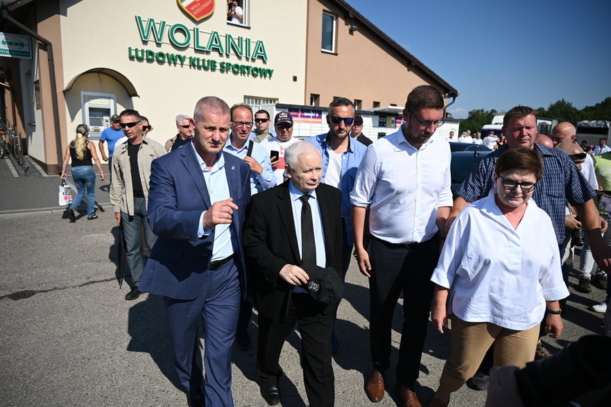 Jarosław Kaczyński i europoseł Beata Szydło podczas pikniku rodzinnego w Woli Rzędzińskiej, 16.07.2023