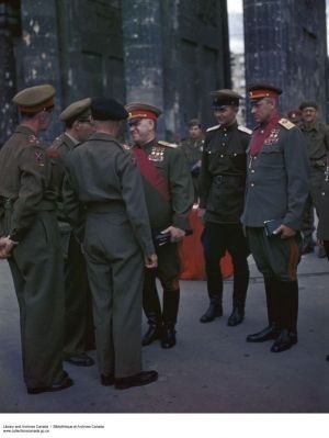 Gieorgij Żukow wraz z Rokossowskim i Montgomerym w Berlinie w maju 1945 r. Zanim „Marszałek Stalina” zdobył stolicę III Rzeszy, musiał poradzić sobie z problemem pomorskim (domena publiczna).