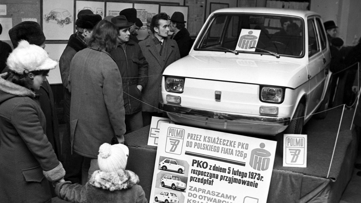 Z dzisiejszej perspektywy widzimy Malucha jako samochód zbudowany z samych mankamentów. Musimy się cofnąć do roku 1972 i wczuć się w sytuację człowieka, który dosłownie nie ma czym jeździć. Chciałby pojechać gdziekolwiek i czymkolwiek. Maluch wydaje się w takiej sytuacji spełnieniem marzeń – mówi Przemysław Semczuk w rozmowie z Onetem.