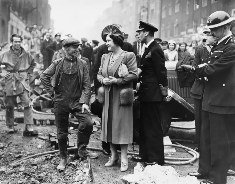 Królowa Matka na tle zbombardowanego Londynu w 1940 r. Fot. Central Press/Getty Images