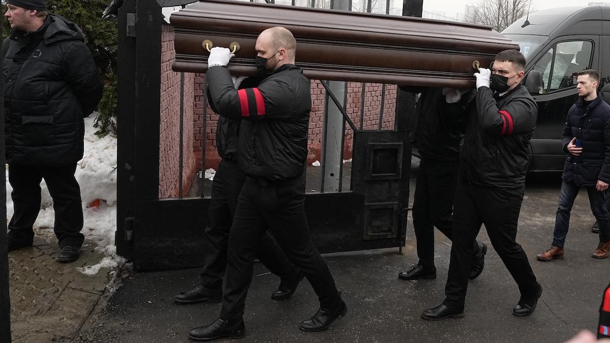 Pracovníci nesú rakvu s telesnými pozostatkami zosnulého ruského opozičného lídra Alexeja Navaľného na Borisovský cintorín, kde ho pochovajú v Moskve