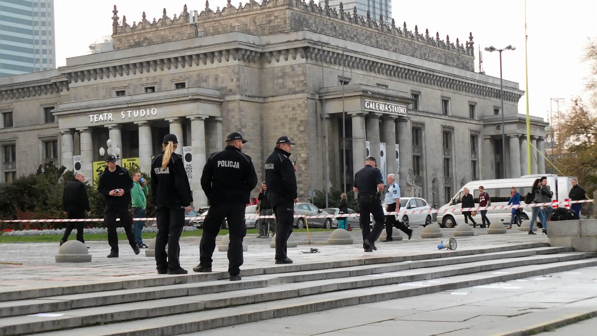 mezczyzna podpalil sie na Placu Defilad pod Palacem Kultury i Nauki