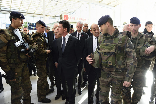 Francuski premier ostrzega przed zamachami: Mogą uderzyć we Francji lub innych krajach Europy