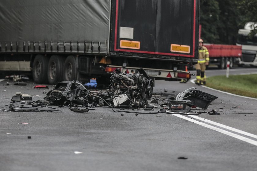 Siła zderzene pojazdów była potężna. Z volkswagena na drogę wypadł silnik