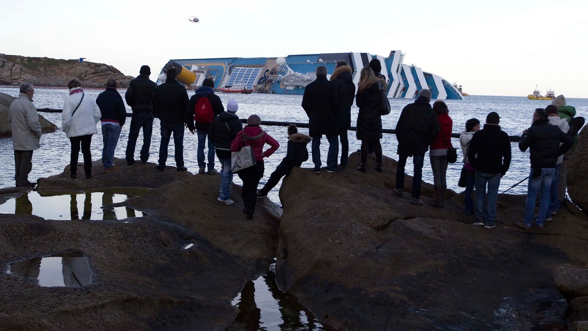 Ponad 1000 osób przypłynęło na wyspę Giglio, by zobaczyć miejsce katastrofy statku Costa Concordia. Wysepka przeżywa prawdziwe oblężenie; zimą nigdy nie przyjeżdża tam tyle ludzi. Na przystani w porcie Santo Stefano, na półwyspie Argentario w Toskanii, przez cały dzień stała długa kolejka oczekujących na miejsce na statku, płynącym na wyspę Giglio.