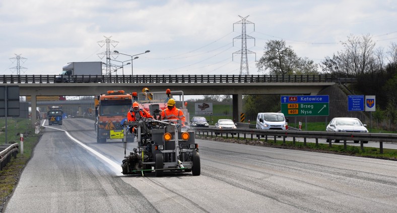 Autostrada A4. Wykonawca maluje pasy ruchu