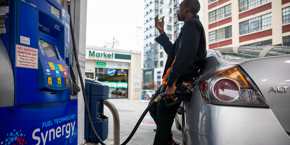 Człowiek tankujący auto na stacji benzynowej w Nowym Jorku