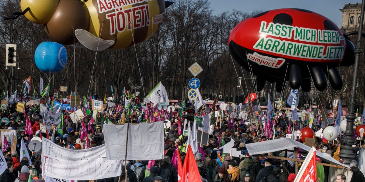 Demonstrujący apelowali o większe nakłady z funduszy UE na walkę ze zmianami klimatu oraz większe wsparcie małych gospodarstw i hodowli zwierząt w warunkach właściwych dla danego gatunku