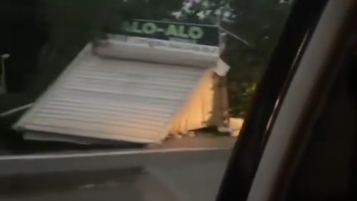 Strašan prizor u Beogradskoj ulici, vetar srušio prodavnicu (VIDEO)